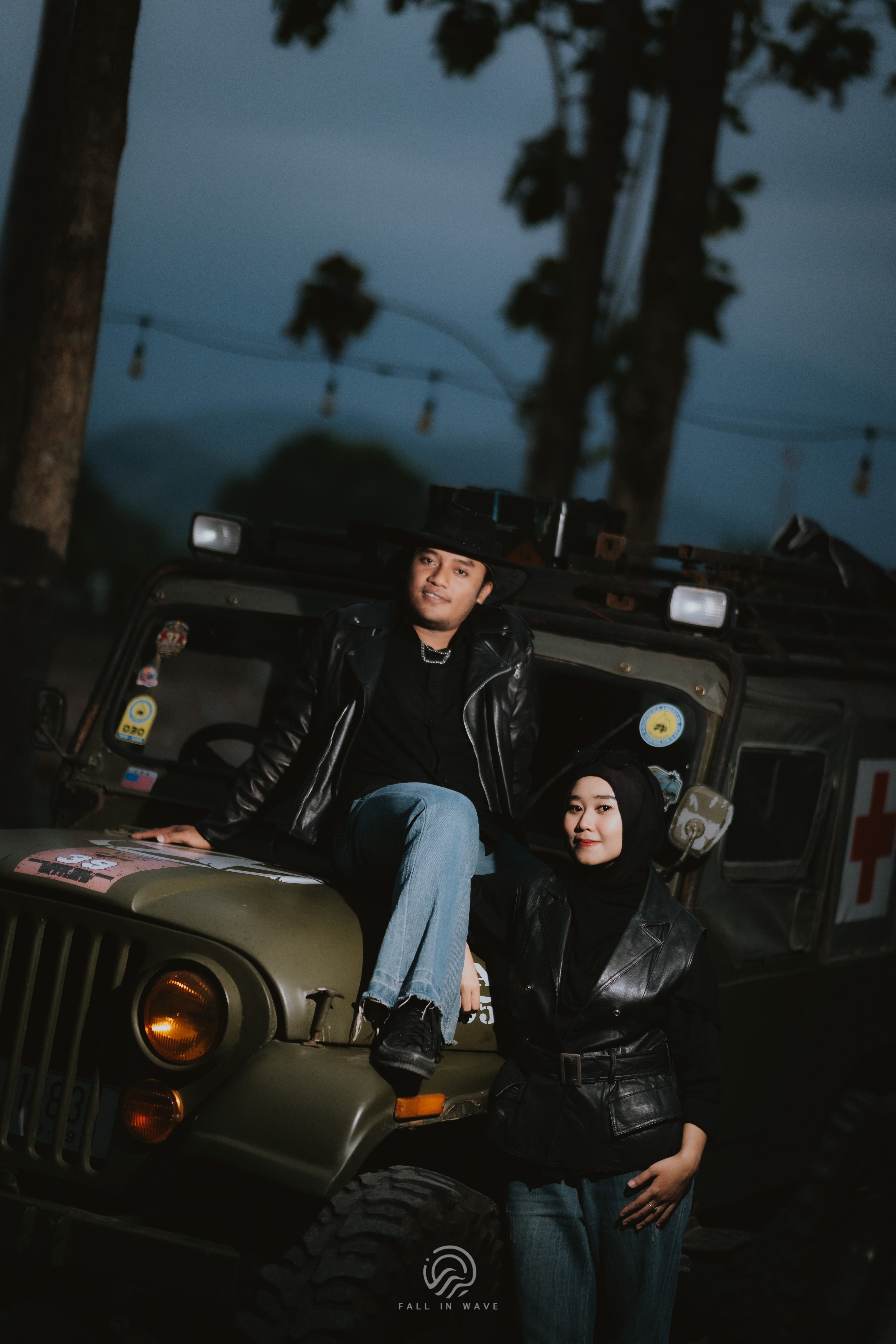Fajar dan Salsa bersama mobil klasik Jeep Willys dengan busana jaket kulit hitam bernuansa gothic rock