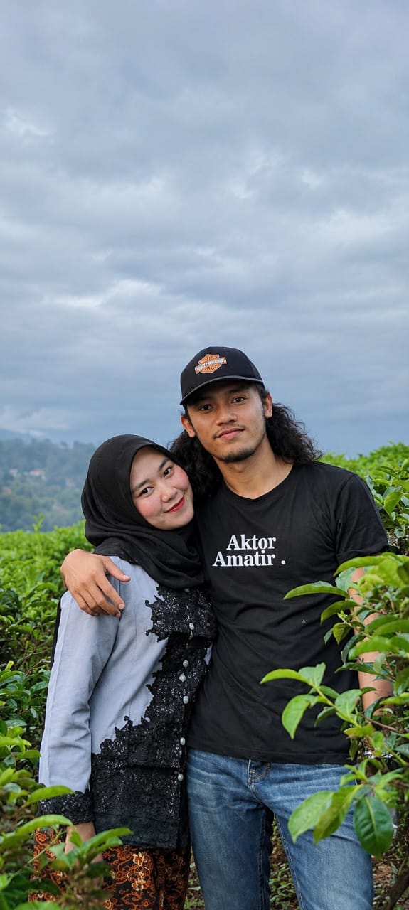 Momen manis Fajar dan Salsa di perkebunan teh masa pacaran