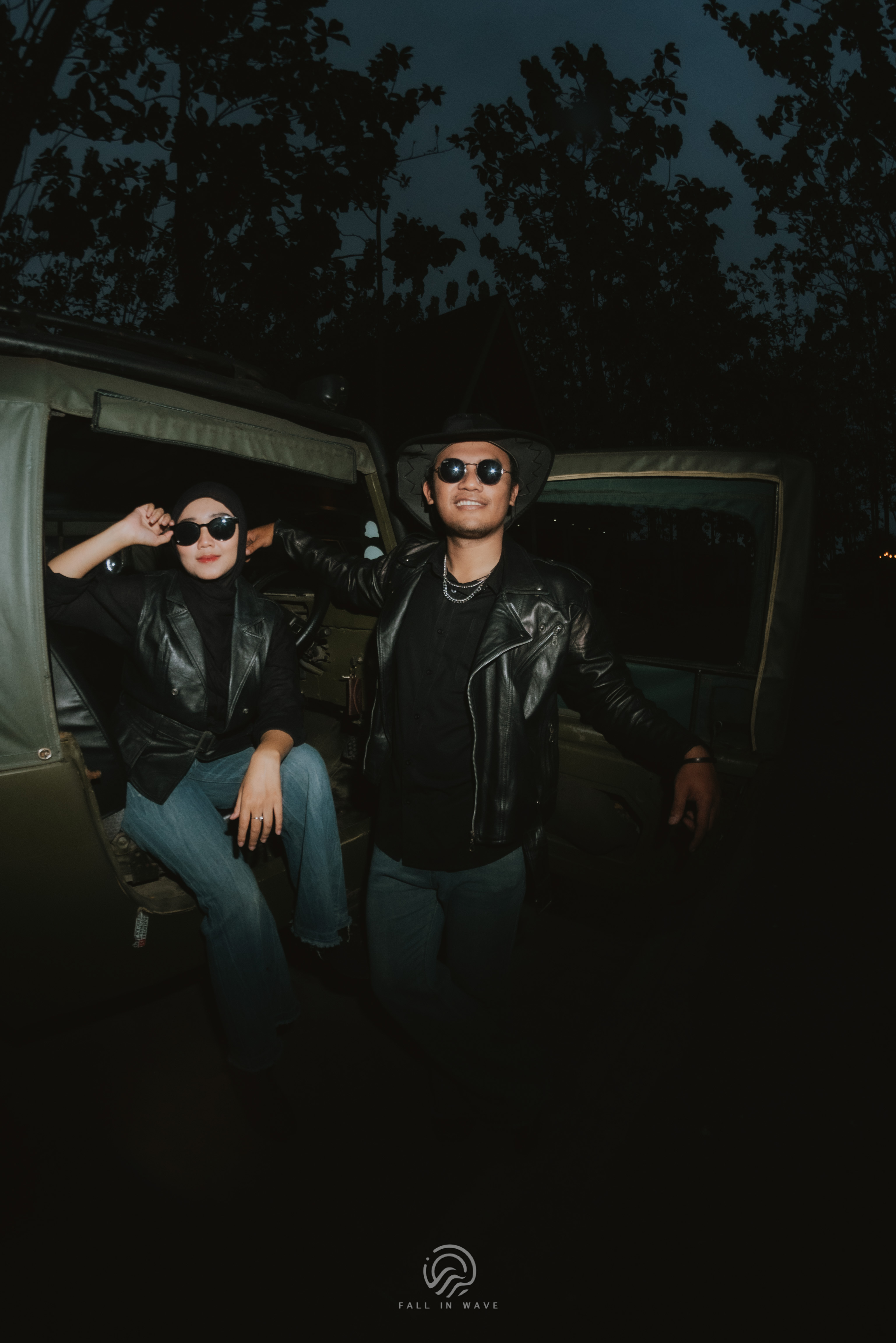 Potret Fajar dan Salsa di samping kabin Jeep Willys klasik di hutan pinus